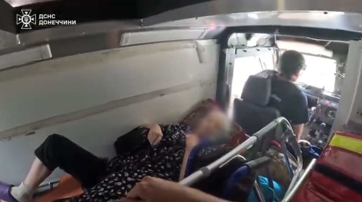 Рятувальники евакуювали 2 мешканок селища Північне на Донеччині (відео)