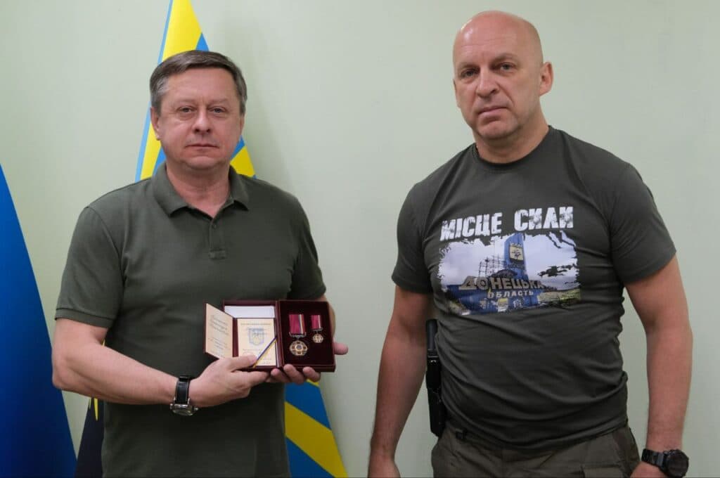 У День Конституції України керівникам місцевих адміністрацій на Донеччині вручили державні нагороди (фото)