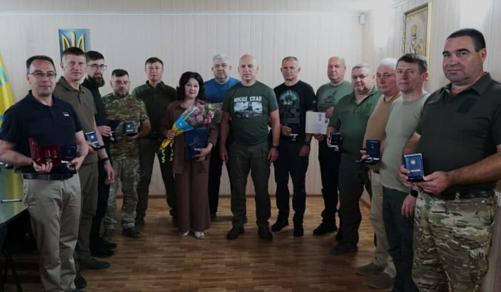 У День Конституції України керівникам місцевих адміністрацій на Донеччині вручили державні нагороди (фото)