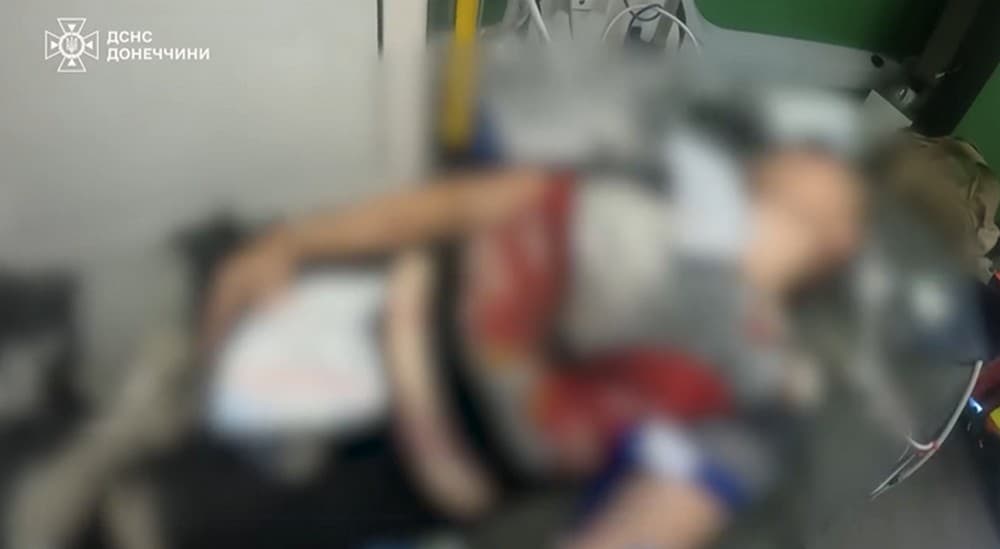 У Покровському районі надзвичайники врятували жінку, яка отримала поранення внаслідок ворожого обстрілу (відео)