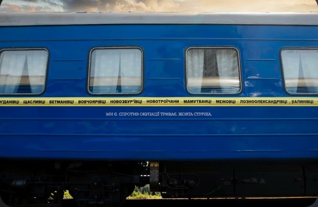 Укрзалізниця і рух "Жовта стрічка" запустили потяг через Донеччину, який нагадує про спротив українців в тимчасовій окупації (фото)