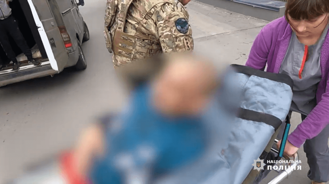 "Білі янголи" евакуювали з-під вогню 5 жителів Красногорівки, які пішки вийшли з окупованої вулиці (відео)