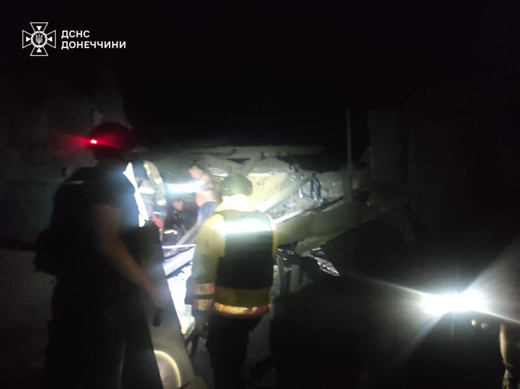 У Торецьку рятувальники деблокували з-під завалів зруйнованого будинку поранену жінку (фото)