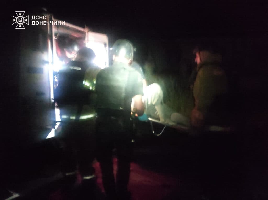 У Торецьку рятувальники деблокували з-під завалів зруйнованого будинку поранену жінку (фото)
