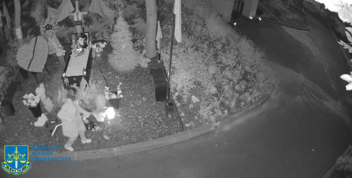 Стало відомо, що у Києві факт наруги над могилами українських військовими вчинила невідома жінка, прокуратура почала розслідування (фото)