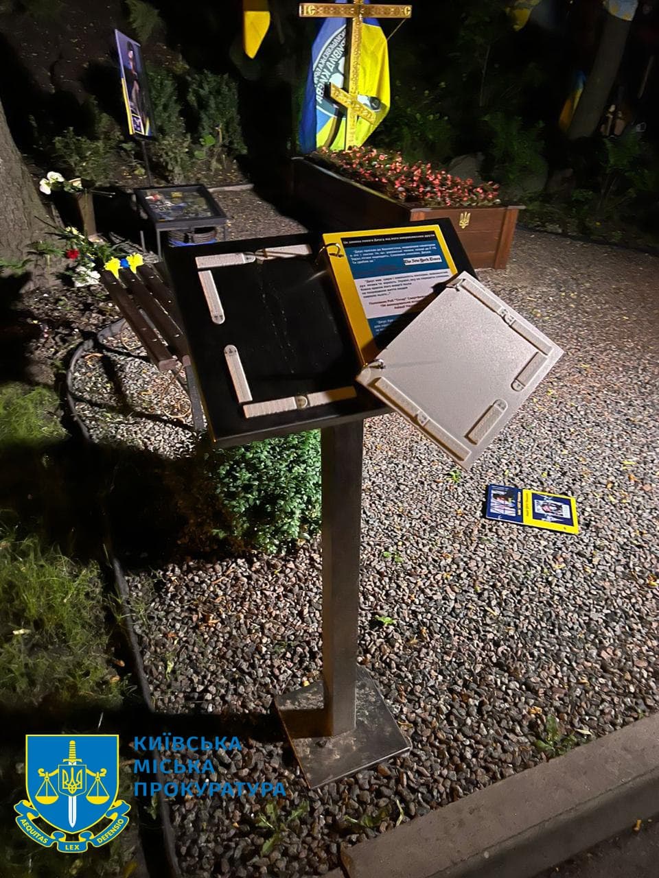 Стало відомо, що у Києві факт наруги над могилами українських військовими вчинила невідома жінка, прокуратура почала розслідування (фото)