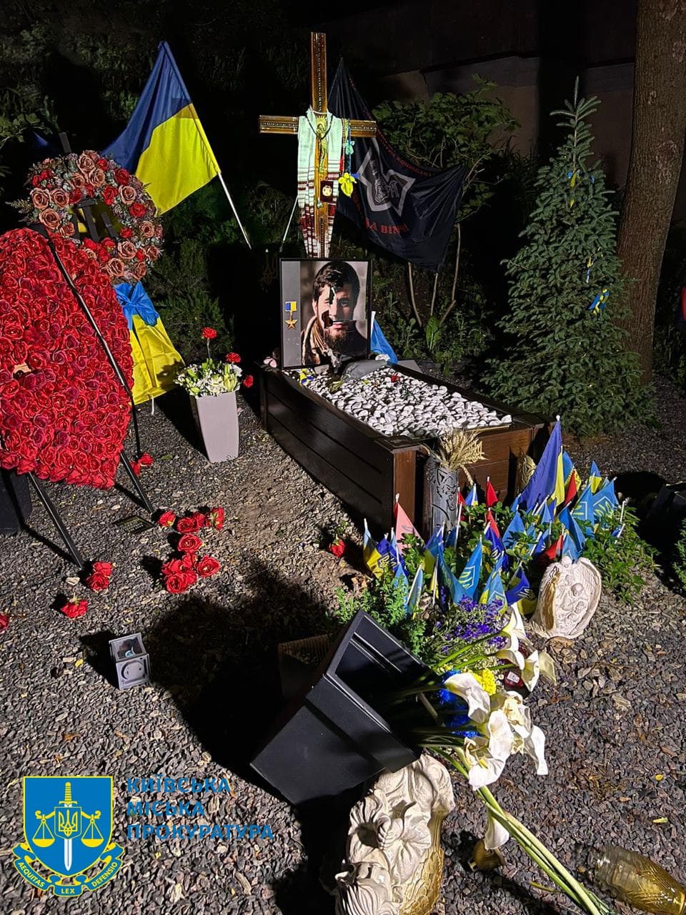 Стало відомо, що у Києві факт наруги над могилами українських військовими вчинила невідома жінка, прокуратура почала розслідування (фото)