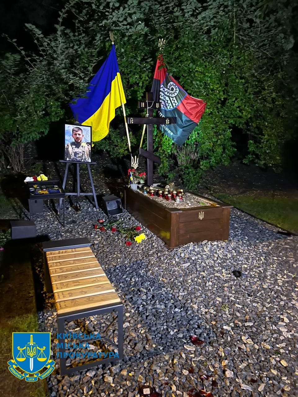 Стало відомо, що у Києві факт наруги над могилами українських військовими вчинила невідома жінка, прокуратура почала розслідування (фото)