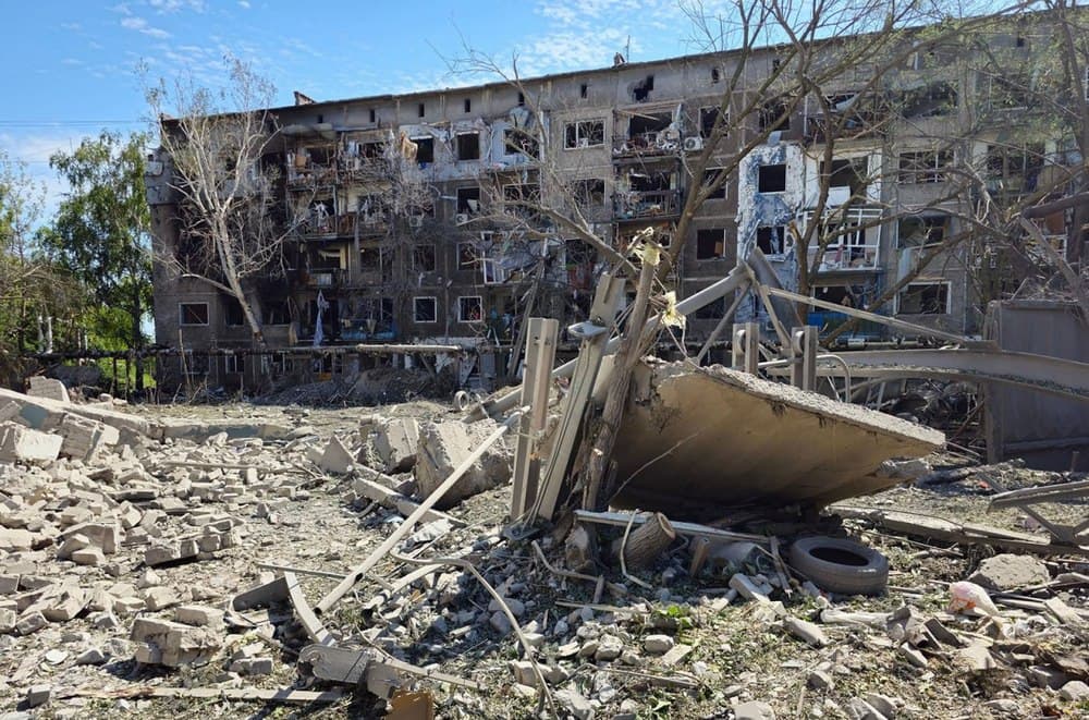 Поліцейські парамедики рятували людей після нічного удару ворога авіабомбою по житловому сектору у Костянтинівці (відео)