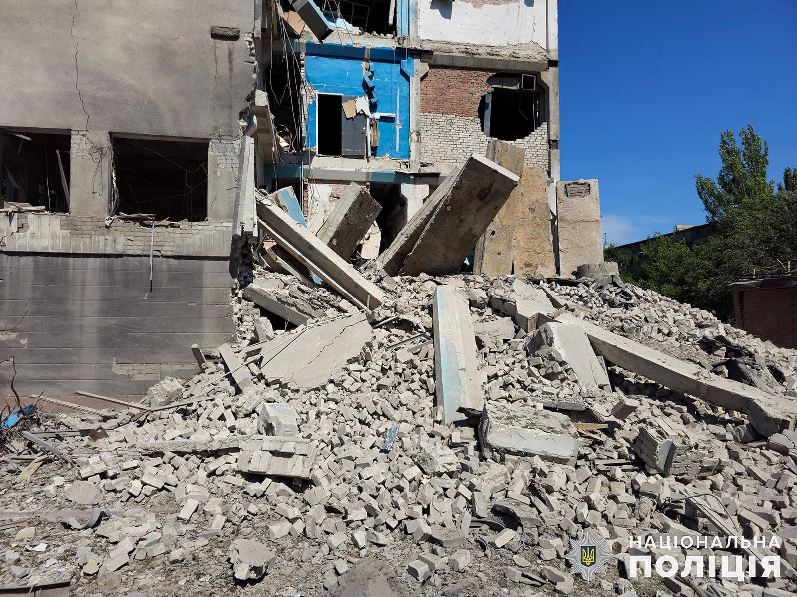 Поліцейські парамедики рятували людей після нічного удару ворога авіабомбою по житловому сектору у Костянтинівці (відео)