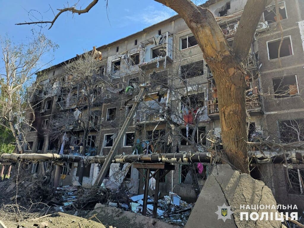 Поліцейські парамедики рятували людей після нічного удару ворога авіабомбою по житловому сектору у Костянтинівці (відео)