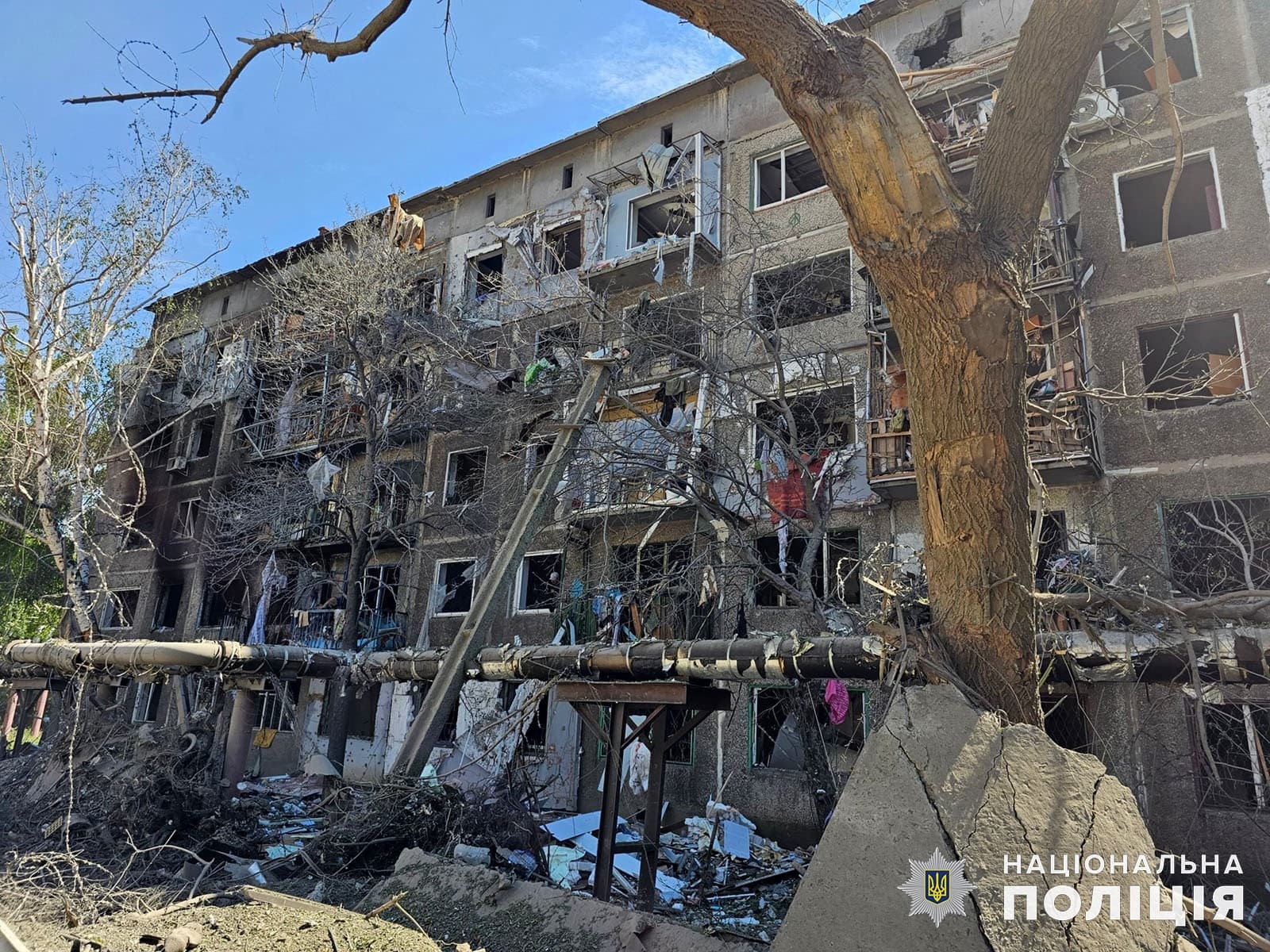 Поліцейські парамедики рятували людей після нічного удару ворога авіабомбою по житловому сектору у Костянтинівці (відео)