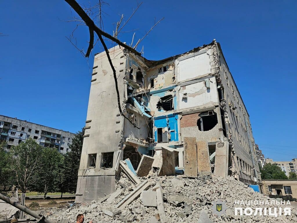 Поліцейські парамедики рятували людей після нічного удару ворога авіабомбою по житловому сектору у Костянтинівці (відео)