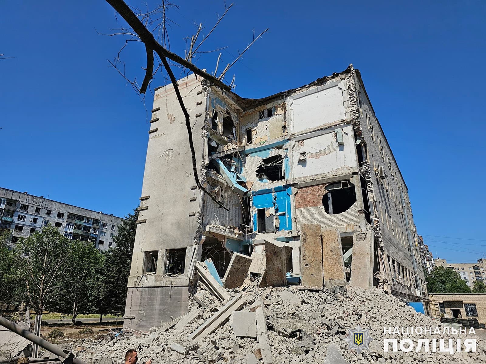 Поліцейські парамедики рятували людей після нічного удару ворога авіабомбою по житловому сектору у Костянтинівці (відео)