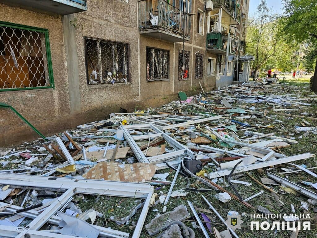 Поліцейські парамедики рятували людей після нічного удару ворога авіабомбою по житловому сектору у Костянтинівці (відео)