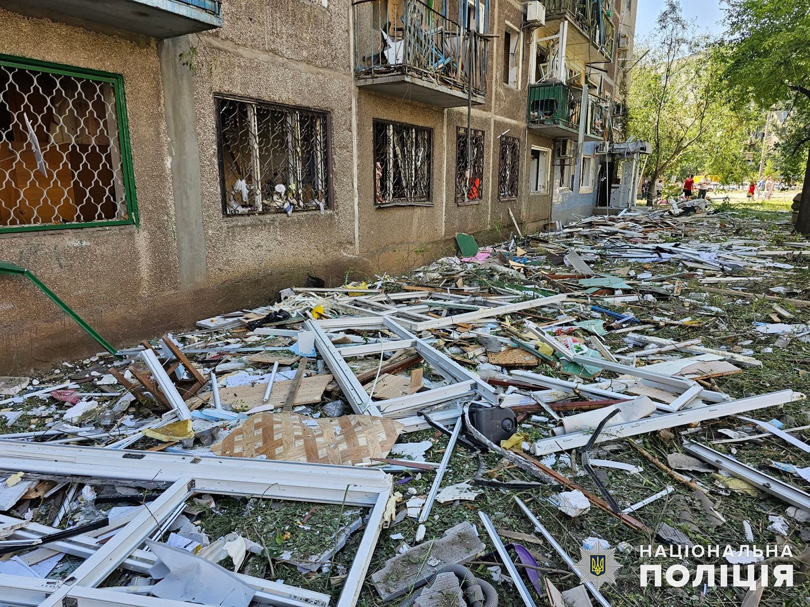 Поліцейські парамедики рятували людей після нічного удару ворога авіабомбою по житловому сектору у Костянтинівці (відео)