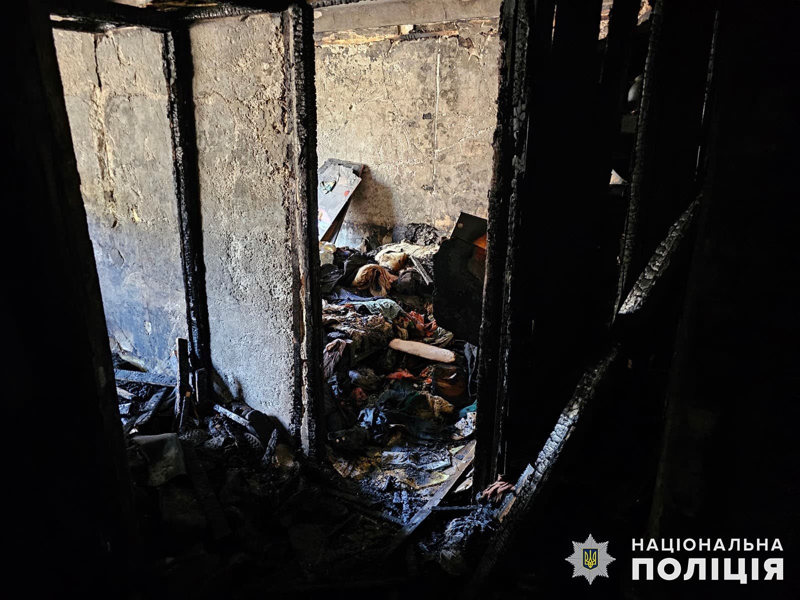 Поліцейські парамедики рятували людей після нічного удару ворога авіабомбою по житловому сектору у Костянтинівці (відео)