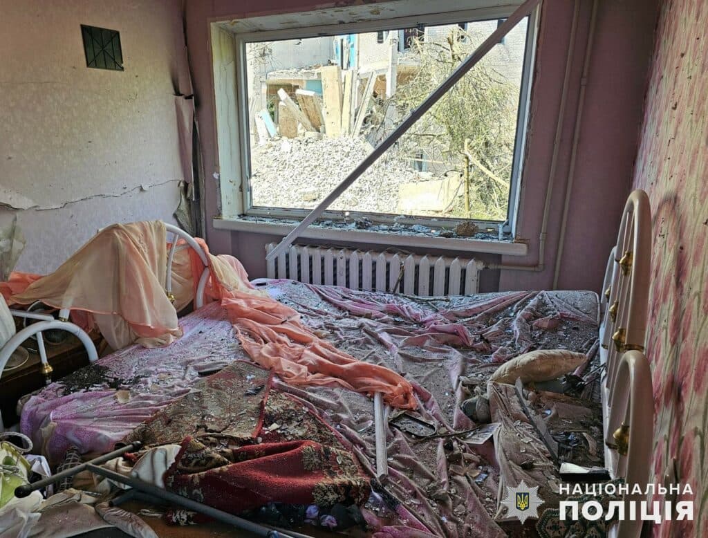 Поліцейські парамедики рятували людей після нічного удару ворога авіабомбою по житловому сектору у Костянтинівці (відео)