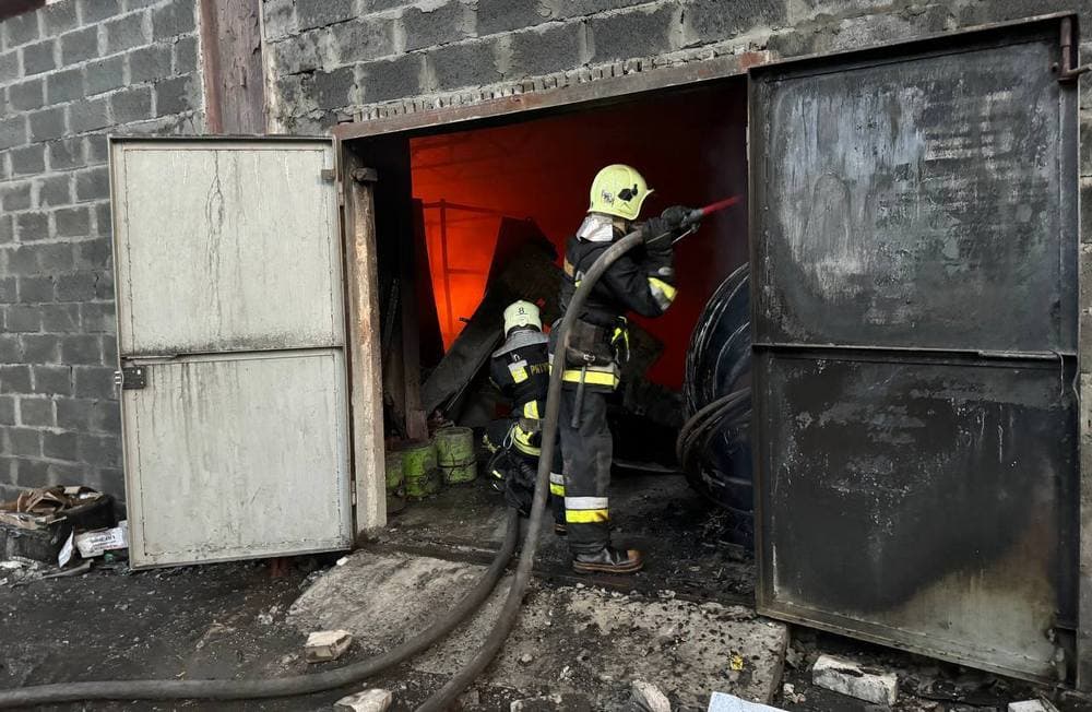 У Краматорську рятувальники ліквідували дві пожежі, яки виникли внаслідок обстрілу