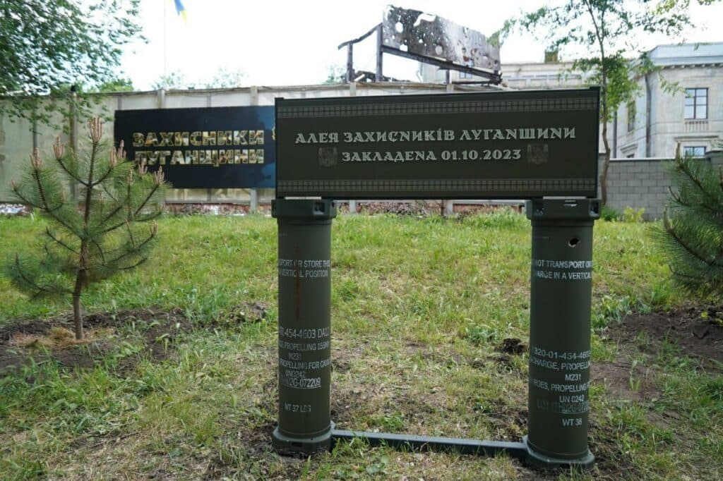 Пам'ятний знак з луганською землею встановили до Дня області на Алеї Захисників Луганщини у Дніпрі (фото)