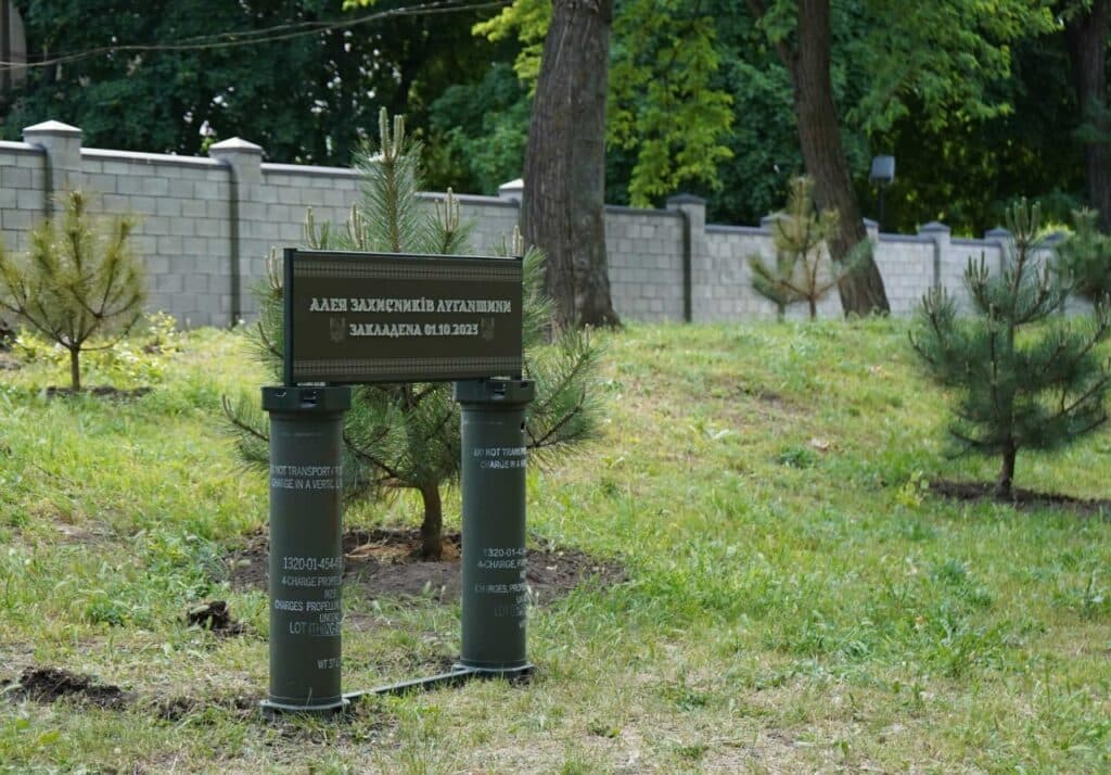 Пам'ятний знак з луганською землею встановили до Дня області на Алеї Захисників Луганщини у Дніпрі (фото)