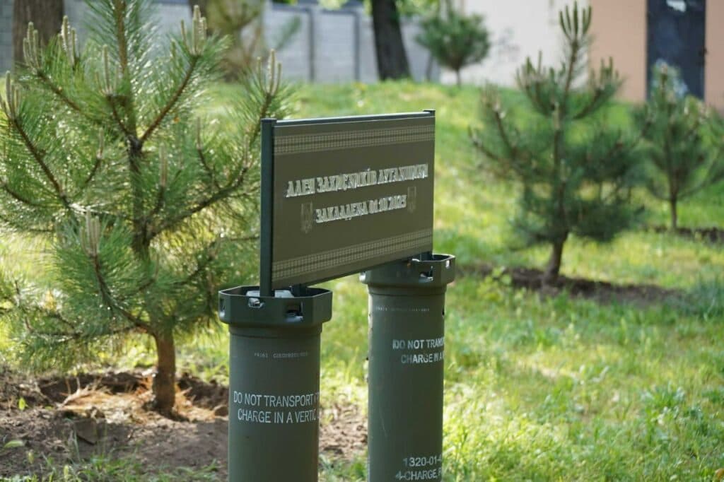 Пам'ятний знак з луганською землею встановили до Дня області на Алеї Захисників Луганщини у Дніпрі (фото)