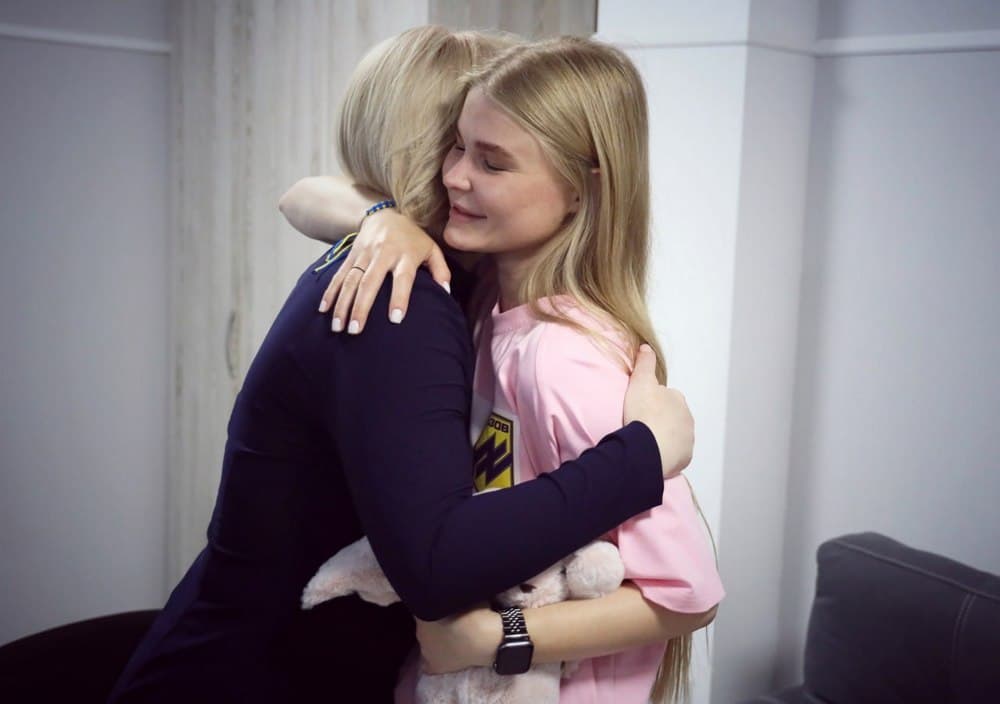 Верещук зустрілася з Марʼяною Чечелюк, поліцейською з Маріуполя, яка повернулася з російського полону (фото)