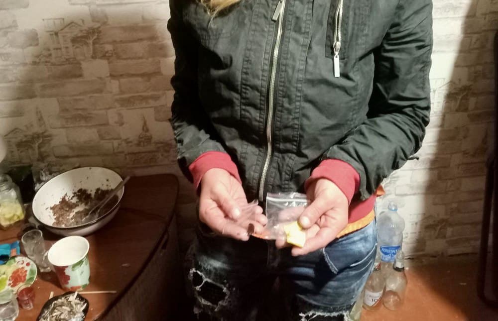 В окупованому Маріуполі випадково зловили наркоманів з великою партією наркотиків (фото)