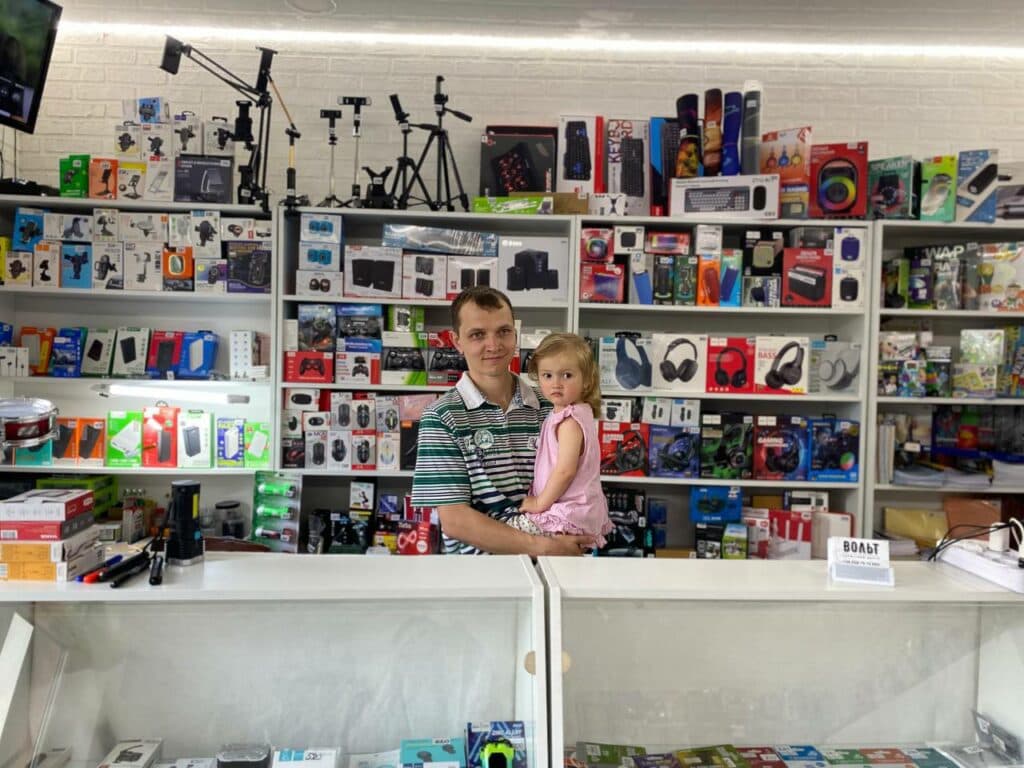 Подружжя з Маріуполя відновило у Чернівцях магазин і сервісний центр за підтримки "Save the Children"