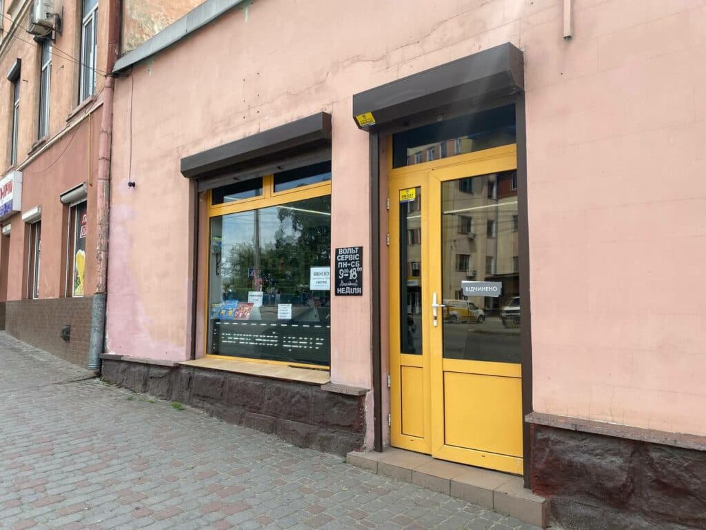 Подружжя з Маріуполя відновило у Чернівцях магазин і сервісний центр за підтримки "Save the Children"