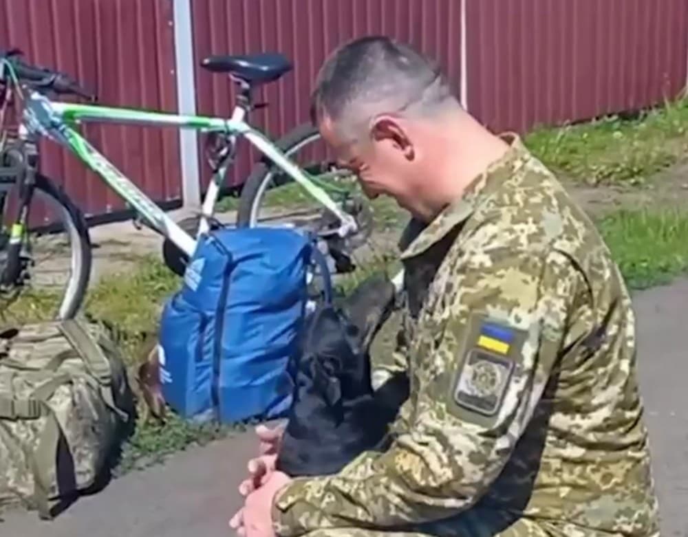 Після двох років полону захисник Маріуполя зустрівся зі своїм чотирилапим помічником (відео)