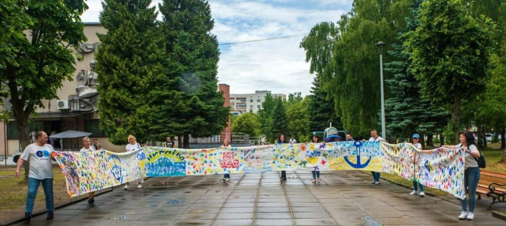 Проєкт з дитячими долоньками маріупольців на Львівщині встановив світовий рекорд