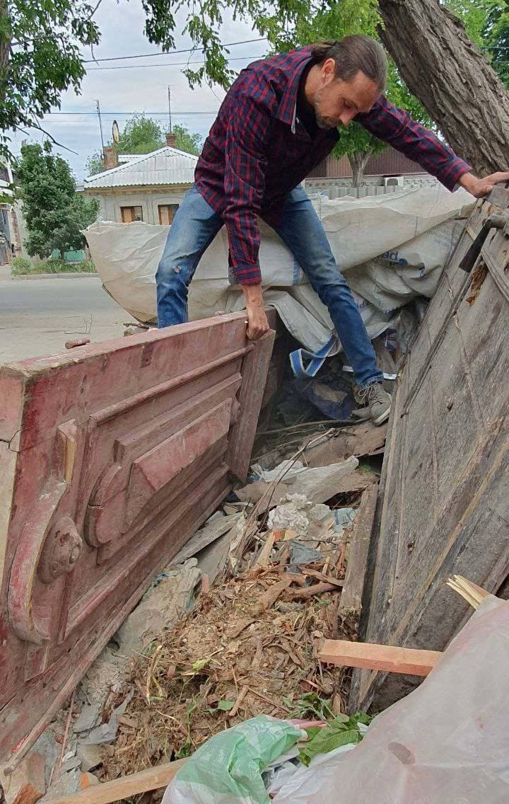 В окупованому Маріуполі російські "підрядники" продовжують руйнувати історичні будівлі та об'єкти
