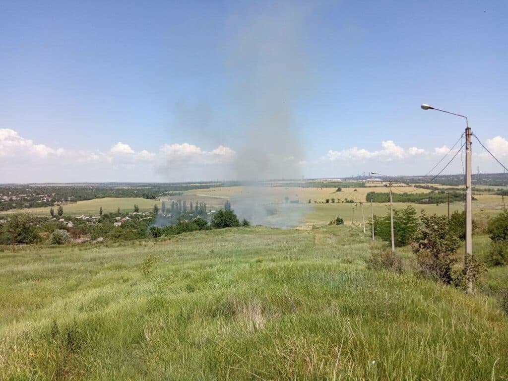 В окупованому Маріуполі сталася пожежа біля дачних будинків (відео)