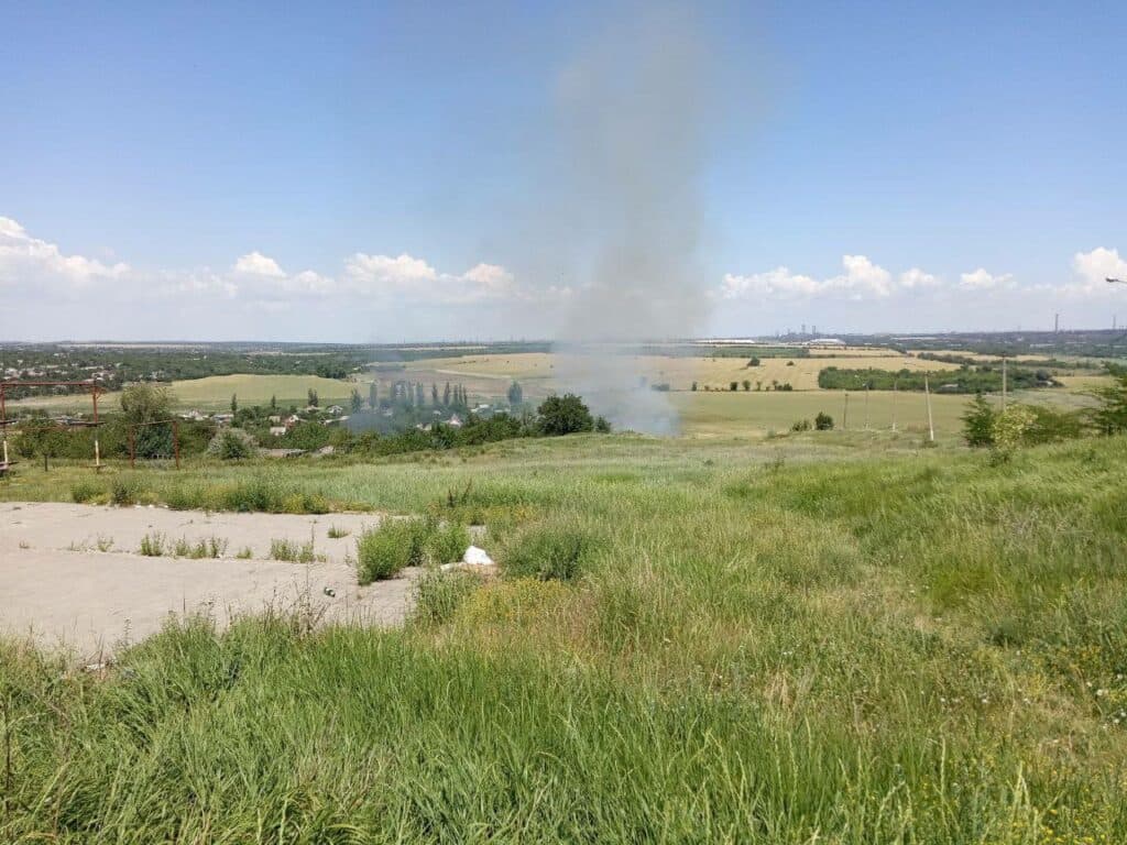В окупованому Маріуполі сталася пожежа біля дачних будинків (відео)