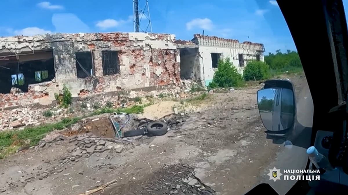 Поліцейські "Білі янголи" рятують вцілілих жителів Очеретинської громади (відео)