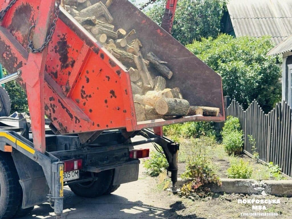 У Покровську соціально-незахищених верств населення отримали безкоштовну деревину для опалення (фото)