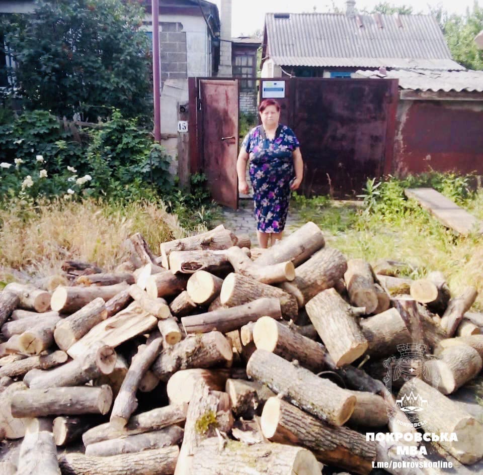 У Покровську соціально-незахищених верств населення отримали безкоштовну деревину для опалення (фото)