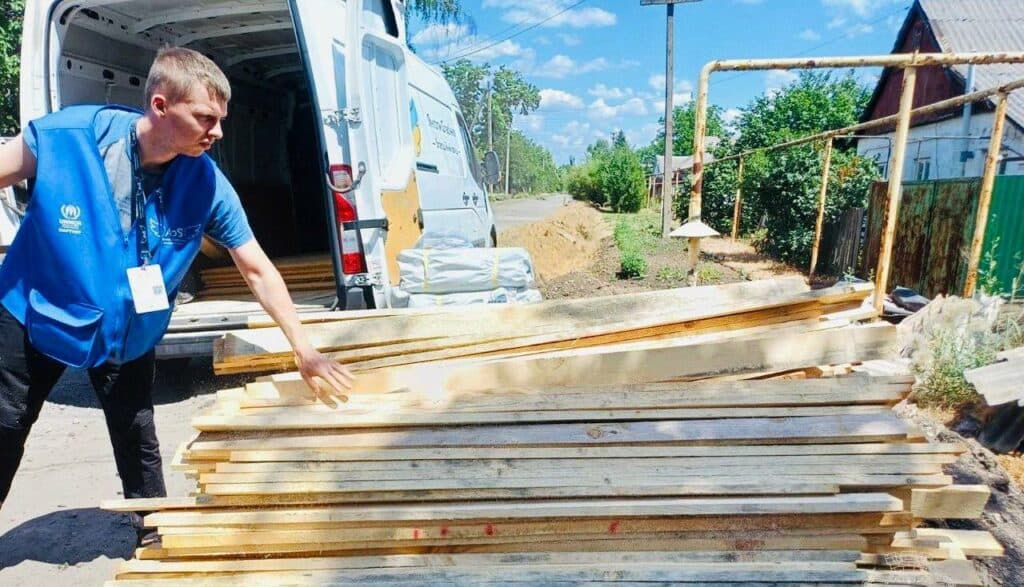 "Янголи Спасіння" надали будівельні набори жителям Покровська для відновлення житла після обстрілу (фото)