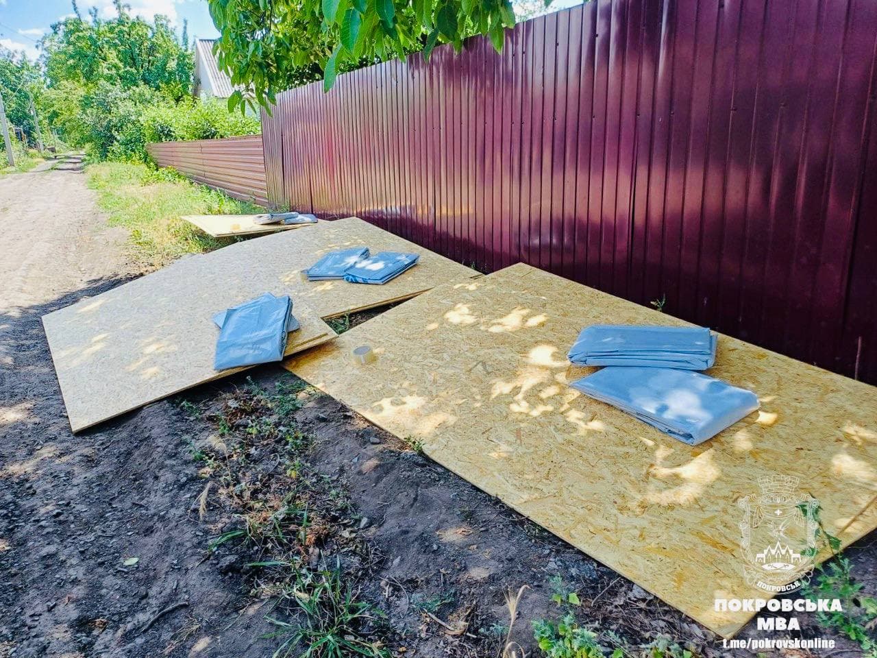 "Янголи Спасіння" надали будівельні набори жителям Покровська для відновлення житла після обстрілу (фото)