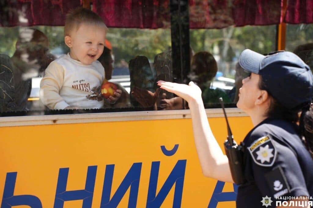 Евакуаційний потяг з Донеччини зустріли у Рівному (фото)