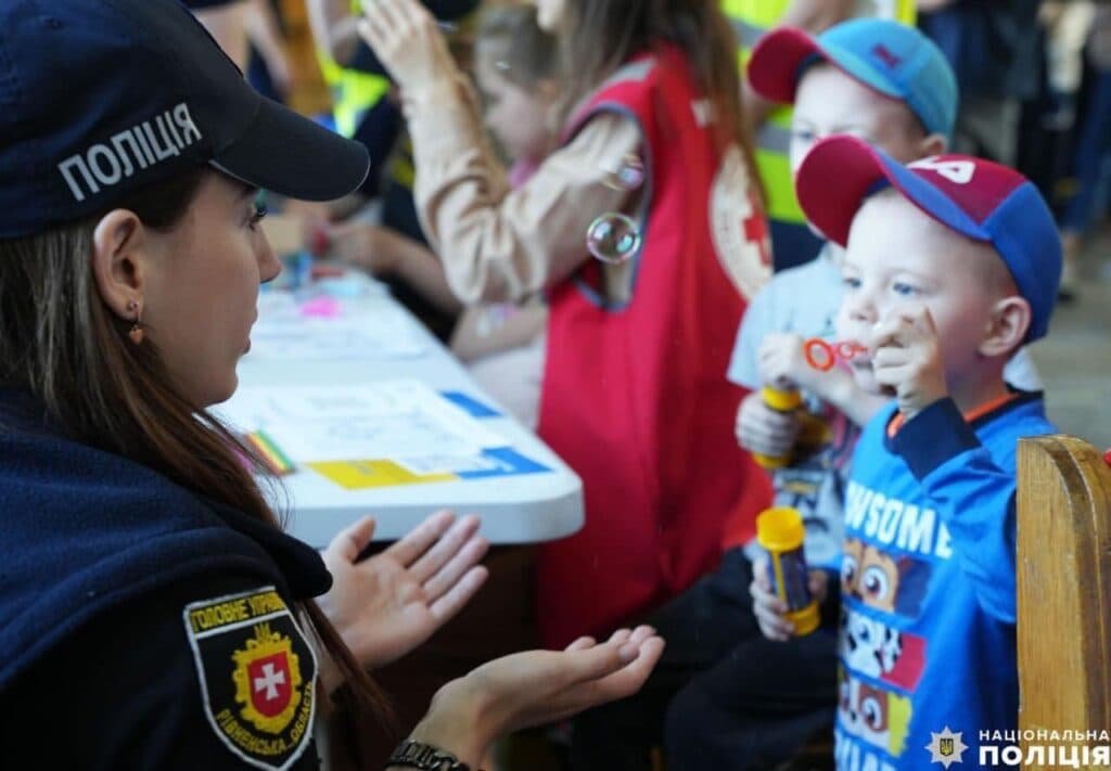 Евакуаційний потяг з Донеччини зустріли у Рівному (фото)