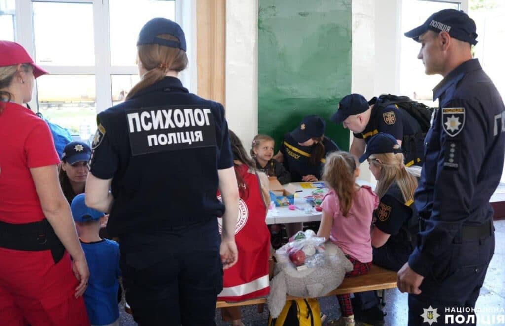 Евакуаційний потяг з Донеччини зустріли у Рівному (фото)