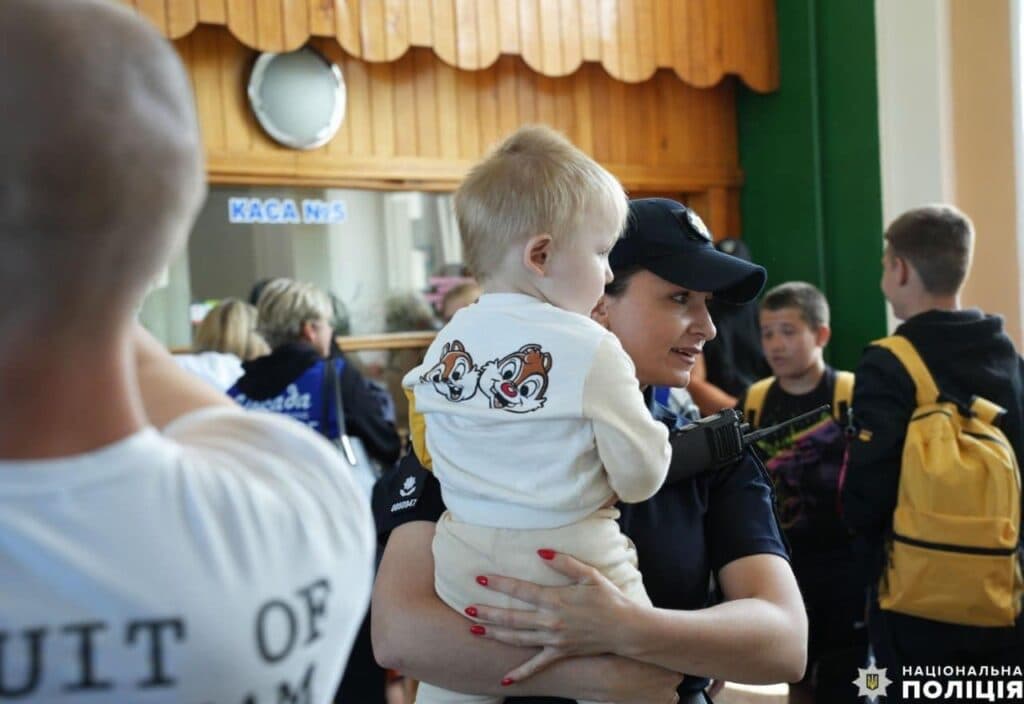 Евакуаційний потяг з Донеччини зустріли у Рівному (фото)