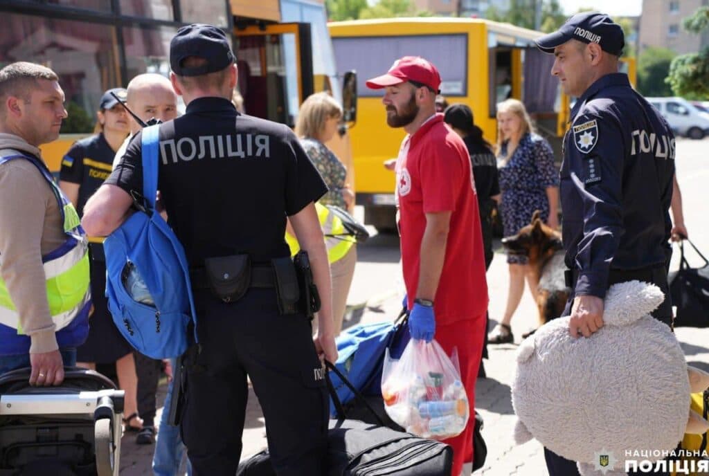 Евакуаційний потяг з Донеччини зустріли у Рівному (фото)