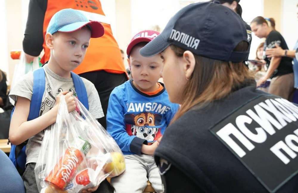 Евакуаційний потяг з Донеччини зустріли у Рівному (фото)