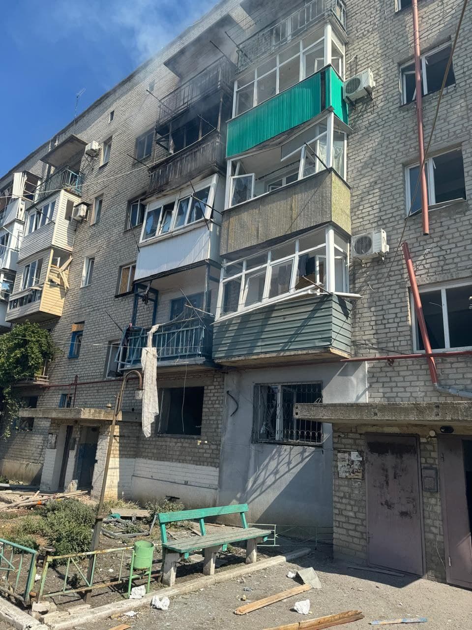 У Селидовому розповіли про наслідки скиду ворогом авіабомби ФАБ-500 поруч із багатоквартирним житловим будинком (фото)