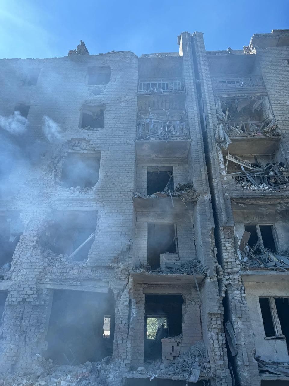 У Селидовому розповіли про наслідки скиду ворогом авіабомби ФАБ-500 поруч із багатоквартирним житловим будинком (фото)