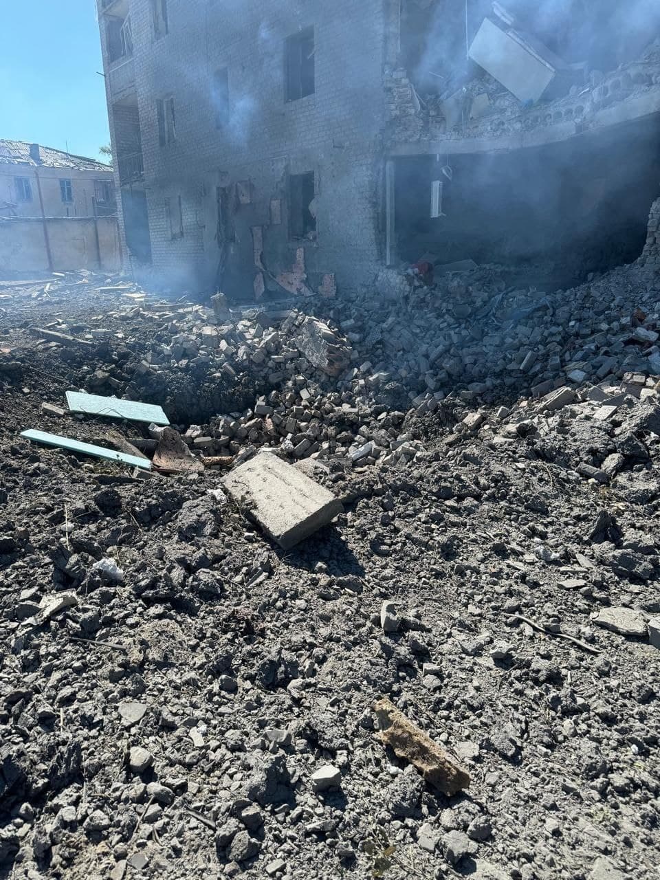 У Селидовому розповіли про наслідки скиду ворогом авіабомби ФАБ-500 поруч із багатоквартирним житловим будинком (фото)