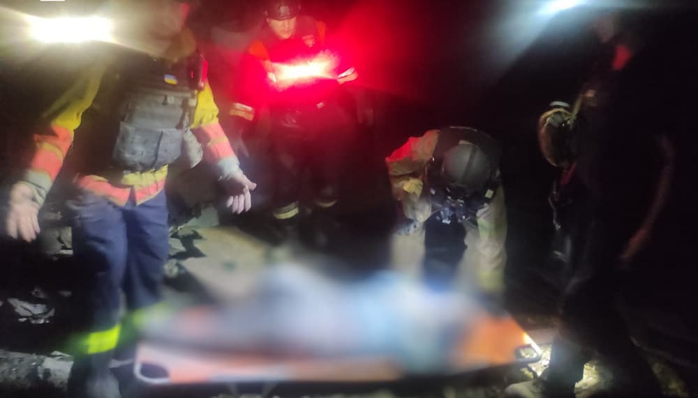 У Торецьку рятувальники деблокували з-під завалів зруйнованого будинку поранену жінку (фото)